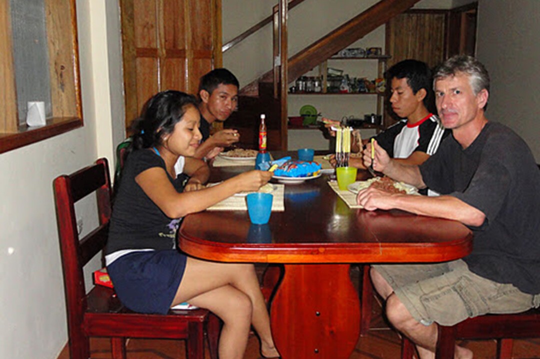 Bild 2 von 7: 2011 – Mattias von der Crone mit drei Studenten.